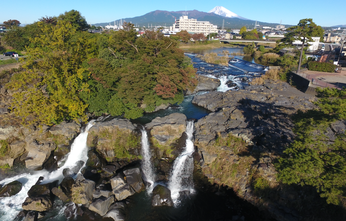 鮎壺の滝と富士山